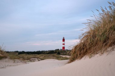 Wittduen deniz fenerinin günbatımındaki panoramik görüntüsü, Amrum, Almanya