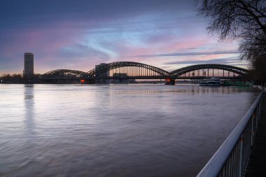 COLOGNE, Almanya - 4 Şubat 2021 'de Almanya' da Köln 'de Ren nehrinin yüksek suları