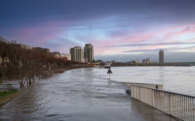 COLOGNE, Almanya - 4 Şubat 2021 'de Almanya' da Köln 'de Ren nehrinin yüksek suları