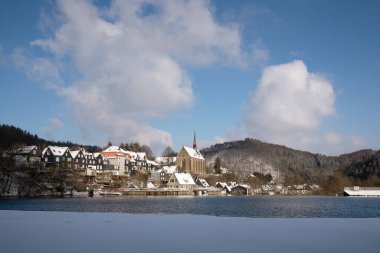 Beyenburg 'un panoramik görüntüsü Wuppertal' a yakın bir kış günü karla kaplı bir manzara, Bergisches Land, Almanya