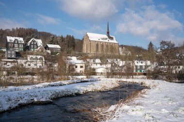 Beyenburg 'un panoramik görüntüsü Wuppertal' a yakın bir kış günü karla kaplı bir manzara, Bergisches Land, Almanya