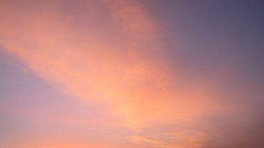 Sabah gökyüzü pastel renkli bulutlarla