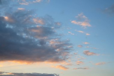 Pastel renkli bulutlarla akşam gökyüzü