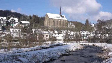 Beyenburg 'un panoramik görüntüsü Wuppertal' a yakın bir kış günü karla kaplı bir manzara, Bergisches Land, Almanya