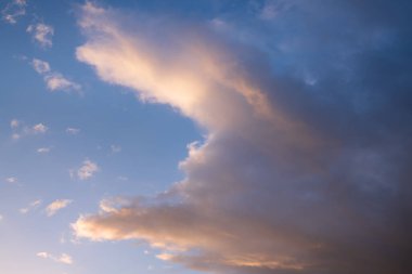 Kümülüs bulutlarıyla gökyüzüne bak