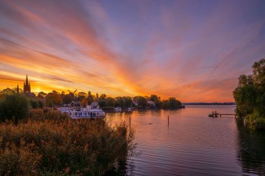Werder, Almanya - 19 Ekim 2025: Havel nehri, Havelland 'da, 19 Ekim 2025' te Werder, Brandenburg, Almanya 'da sabah havasının panoramik görüntüsü