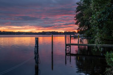 Almanya, Brandenburg, Potsdam yakınlarındaki Glindow Gölü 'nde gün doğumu