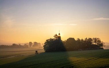 Mendig, Eifel, Rhineland-Palatinate, Almanya 'daki Fraukirch kilisesinin panoramik görüntüsü
