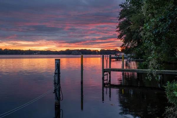 Almanya, Brandenburg, Potsdam yakınlarındaki Glindow Gölü 'nde gün doğumu