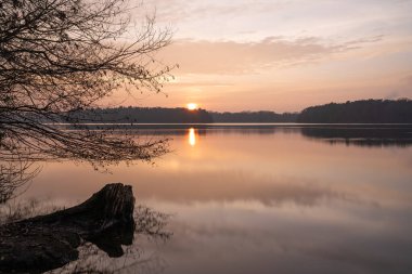Gün batımında Duisburg yakınlarındaki altı gölün panoramik görüntüsü, Kuzey Ren Vestfalyası, Almanya