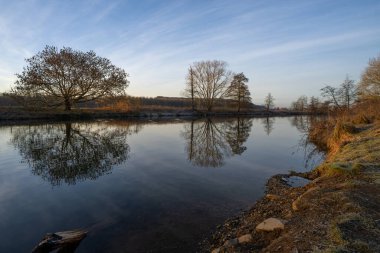 Schwerte yakınlarındaki Ruhr nehrinin panoramik görüntüsü, Kuzey Ren Vestfalyası, Almanya