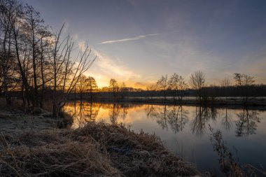 Schwerte yakınlarındaki Ruhr nehrinin panoramik görüntüsü, Kuzey Ren Vestfalyası, Almanya