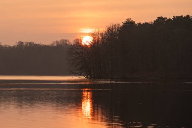 Gün batımında Duisburg yakınlarındaki altı gölün panoramik görüntüsü, Kuzey Ren Vestfalyası, Almanya
