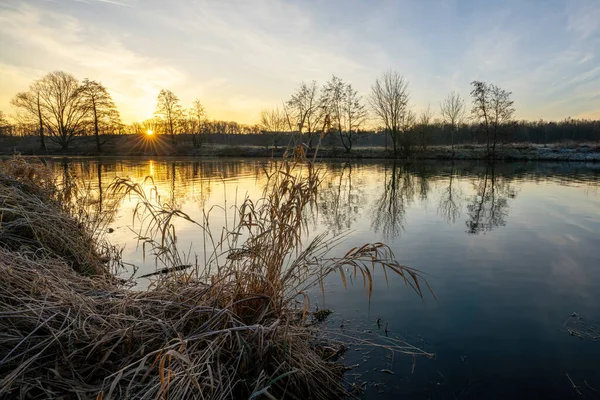 Schwerte yakınlarındaki Ruhr nehrinin panoramik görüntüsü, Kuzey Ren Vestfalyası, Almanya