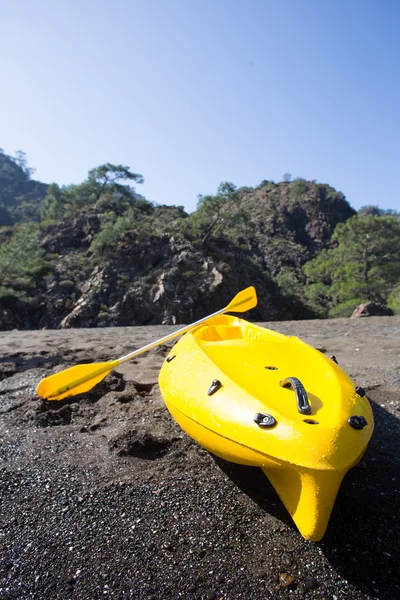 Kayaks colorés sur la plage tropicale — Photo