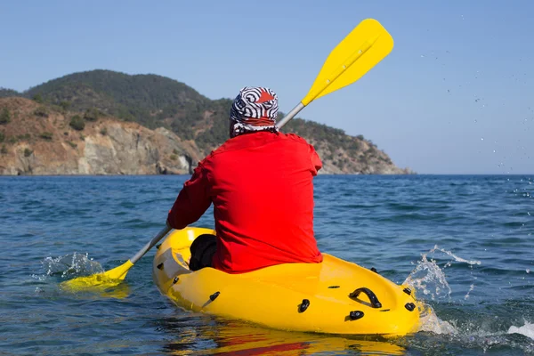 Jovem caucasiano homem caiaque no mar em Maldivas. — Fotografia de Stock