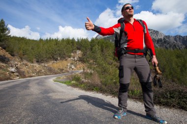 otostopçu Gezgin dağ yolda arabayı durdur çalışın