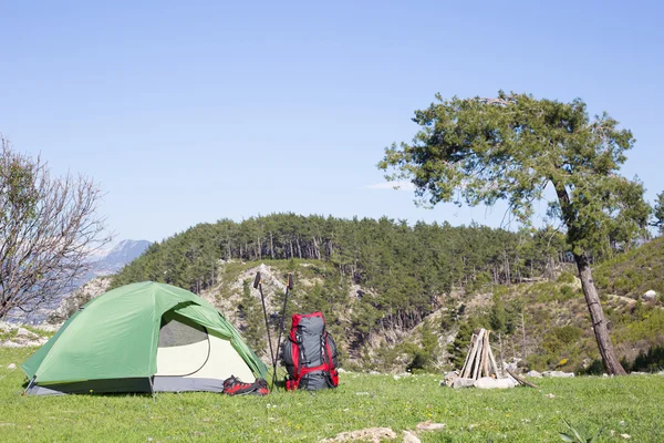 Ormanın ortasında, kamp çadır içinde--dan ateş