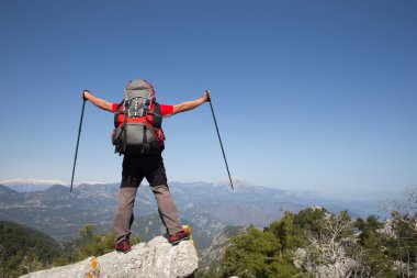 Arka planda Vadisi ile dağın tepesinde duran uzun yürüyüşe çıkan kimse.