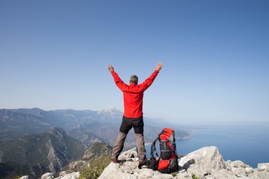 Arka planda Vadisi ile dağın tepesinde duran uzun yürüyüşe çıkan kimse.