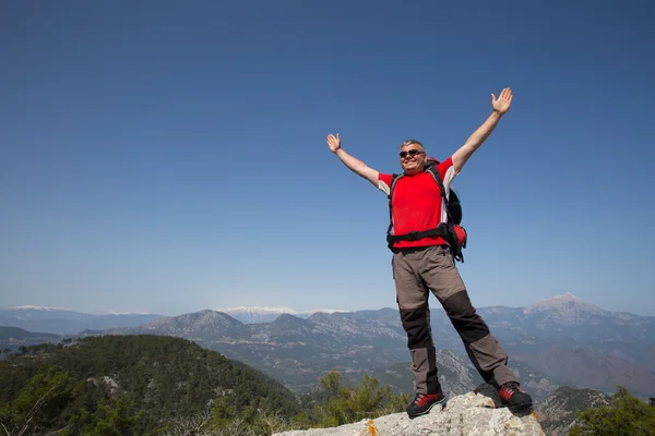 Caminante de pie en la cima de la montaña con el valle en el fondo . —  Fotos de Stock