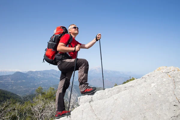 Escursionista in piedi sulla cima della montagna con valle sullo sfondo . — Foto Stock