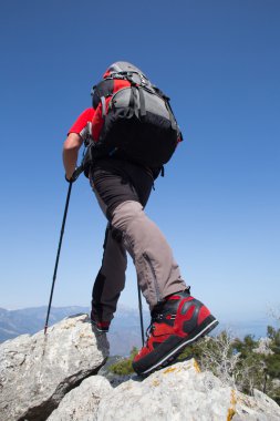 Arka planda Vadisi ile dağın tepesinde duran uzun yürüyüşe çıkan kimse.