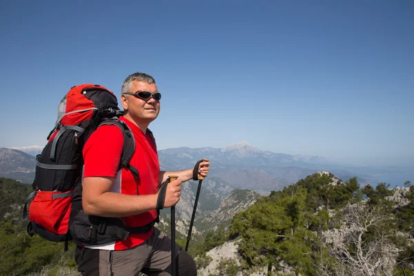 계곡을 배경으로 산 꼭대기에 서 있는 등산객. — 스톡 사진