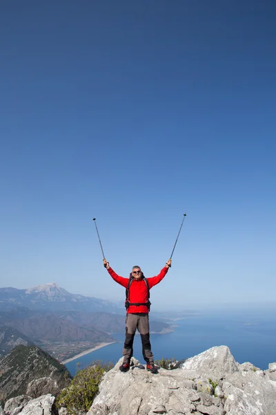 Wandelaar permanent op de top van de berg met vallei op de achtergrond. — Stockfoto