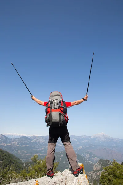 Escursionista in piedi sulla cima della montagna con valle sullo sfondo . — Foto Stock