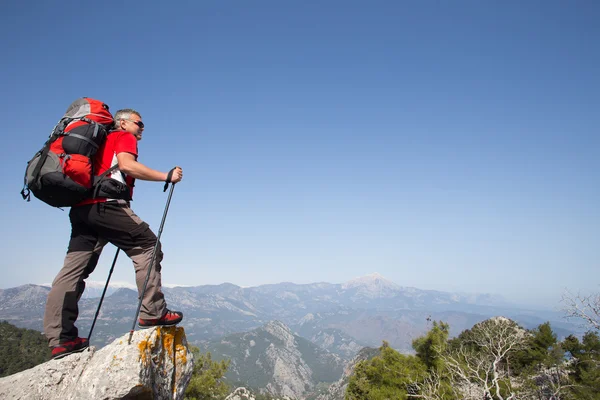 Wanderer auf dem Gipfel des Berges mit Tal im Hintergrund. — Stockfoto