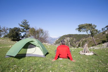 Arka planda Vadisi ile dağın tepesinde duran uzun yürüyüşe çıkan kimse.