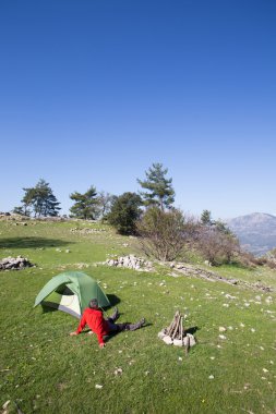 Arka planda Vadisi ile dağın tepesinde duran uzun yürüyüşe çıkan kimse.
