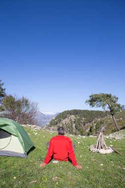 Arka planda Vadisi ile dağın tepesinde duran uzun yürüyüşe çıkan kimse.