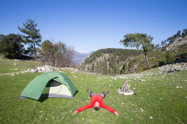 Arka planda Vadisi ile dağın tepesinde duran uzun yürüyüşe çıkan kimse.