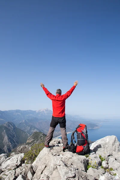 Caminante de pie en la cima de la montaña con el valle en el fondo . — Foto de Stock