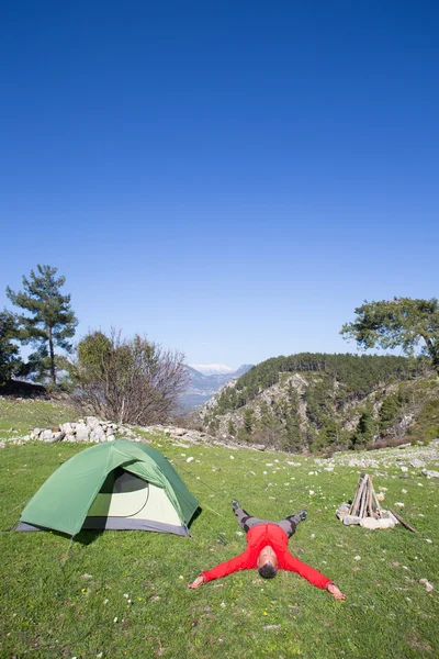 Escursionista in piedi sulla cima della montagna con valle sullo sfondo . — Foto Stock