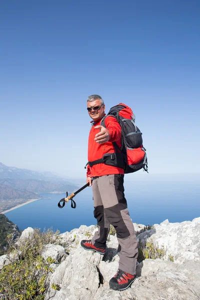 Instructor de montaña entregó a alguien una mano de ayuda a la cima de la montaña — Foto de Stock