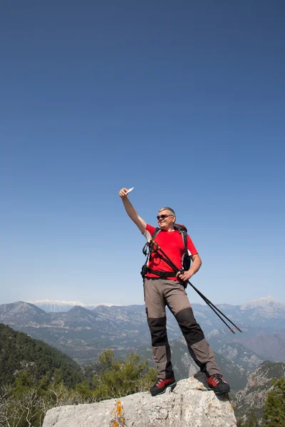 Escursionista prendendo selfie sulla cima della montagna.v — Foto Stock