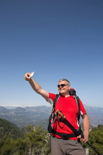 Tramp s selfie nad mountain.v — Stock fotografie