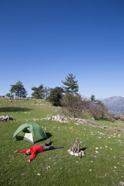 Arka planda Vadisi ile dağın tepesinde duran uzun yürüyüşe çıkan kimse.