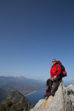Arka planda Vadisi ile dağın tepesinde duran uzun yürüyüşe çıkan kimse.