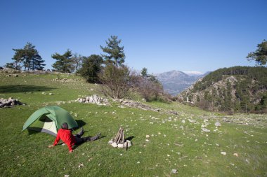 Arka planda Vadisi ile dağın tepesinde duran uzun yürüyüşe çıkan kimse.