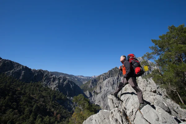Wanderer auf dem Gipfel des Berges mit Tal im Hintergrund. — Stockfoto