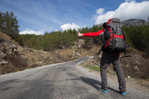 Rota hitchhiking seyahat adam — Stok fotoğraf