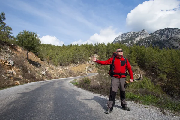 Rota hitchhiking seyahat adam — Stok fotoğraf