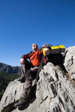 Arka planda Vadisi ile dağın tepesinde duran uzun yürüyüşe çıkan kimse.