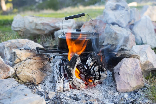 Kettle on the fire. Making coffee in a hike in the woods. — Stock fotografie