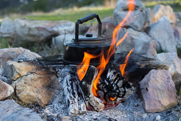 Chaleira no fogo. Fazendo café em uma caminhada na floresta . — Fotografia de Stock