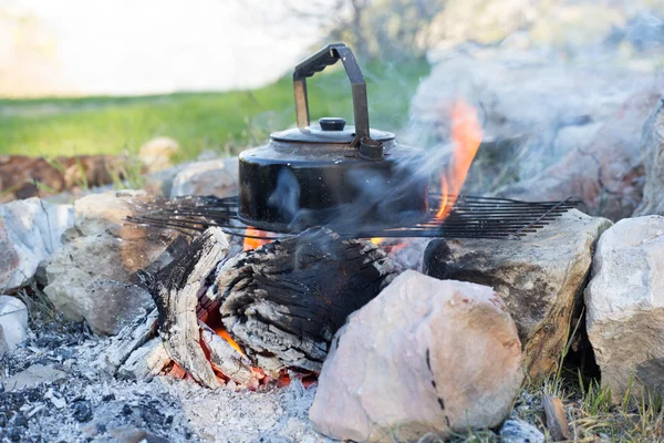 Kettle on the fire. Making coffee in a hike in the woods. — 图库照片